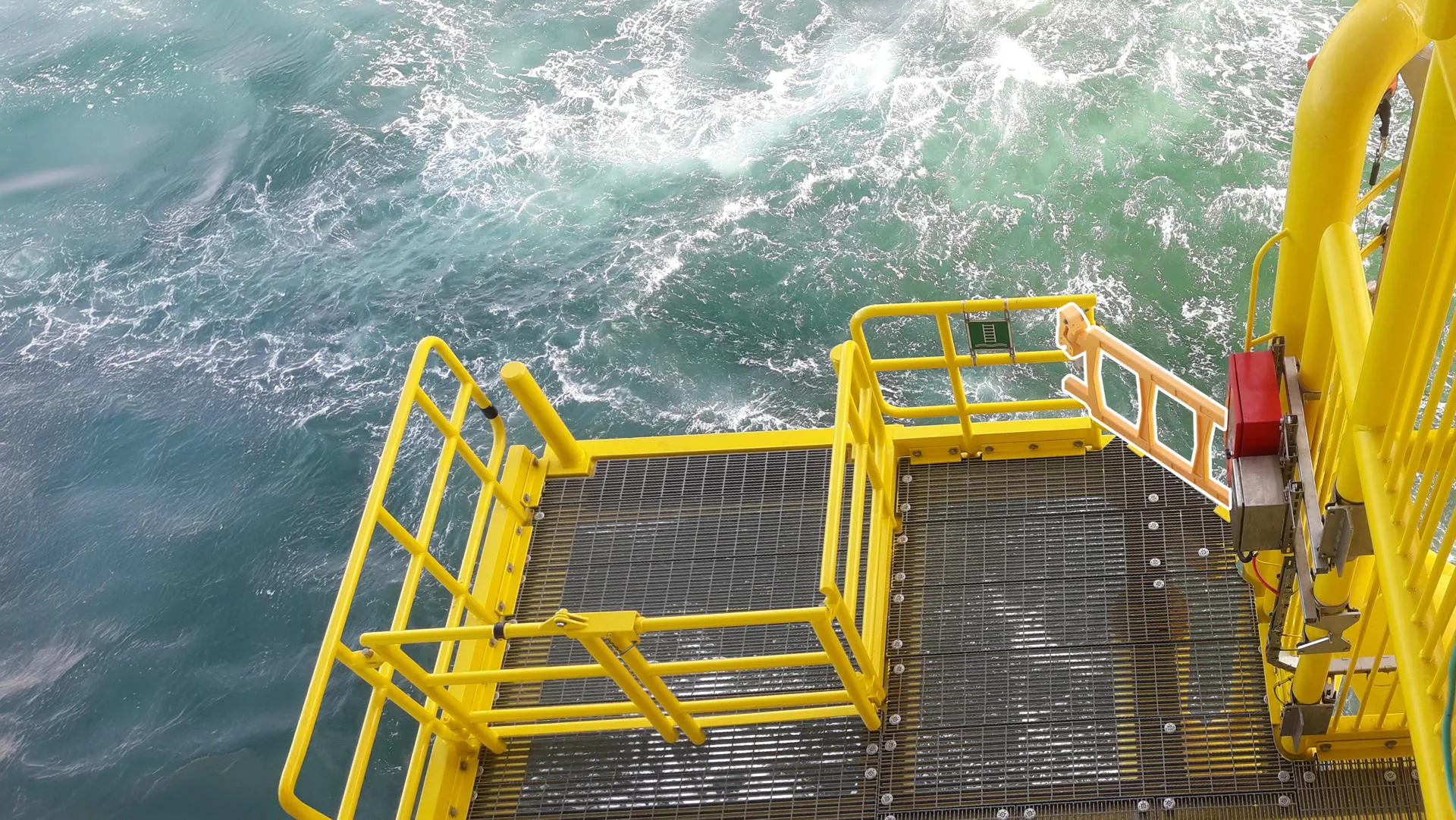 Maintenance free self closing safety gates